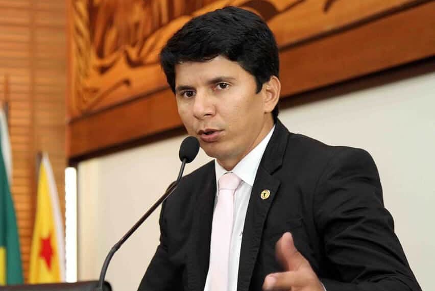 “Tenho procurado fazer meu trabalho dentro da Aleac sem tirar os pés das ruas”, afirma Jenilson 1 Jenilson diz sentir falta da vida como médico, mas acredita que pode contribuir mais na política. (Foto: Agência Aleac)