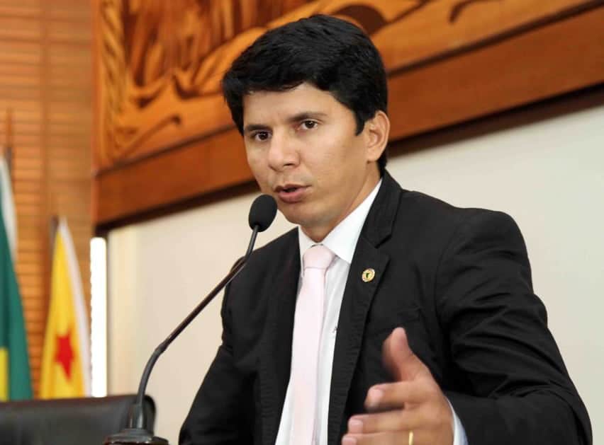 “Tenho procurado fazer meu trabalho dentro da Aleac sem tirar os pés das ruas”, afirma Jenilson 2 Jenilson diz sentir falta da vida como médico, mas acredita que pode contribuir mais na política. (Foto: Agência Aleac)