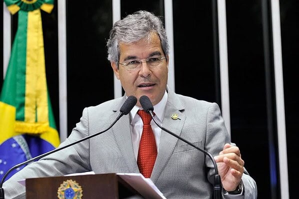 Jorge Viana reclama do alto preço das passagens aéreas para o Acre