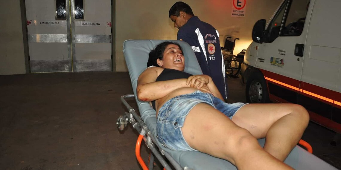 Quadrilha invade comércio e atira em proprietária durante assalto 1 Quadrilha invade comércio e atira em proprietária durante assalto