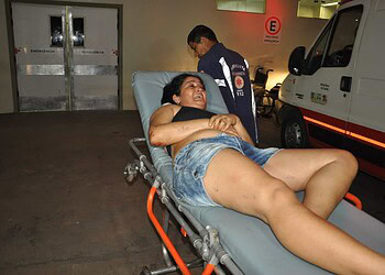 Quadrilha invade comércio e atira em proprietária durante assalto