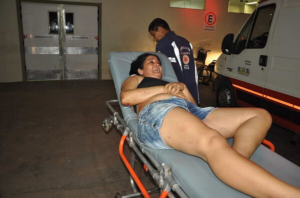 Quadrilha invade comércio e atira em proprietária durante assalto