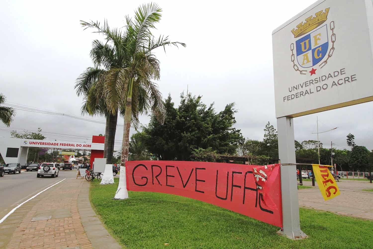 1.2 - Comando de greve afirma que movimento segue firme em defesa da uma universidade melhor - FOTO OL