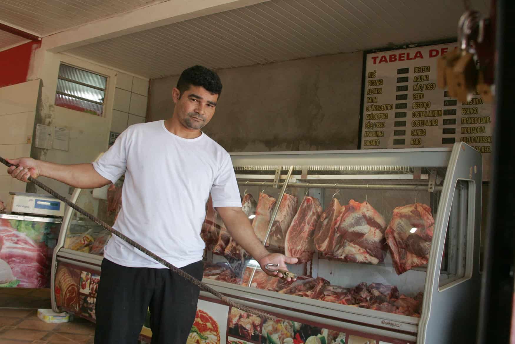 A GAZETA pesquisa 24 comércios de Rio Branco e, surpresa, todos já foram assaltados 6 Sebastião Pinho conta que possui vários cadeados quebrados, fruto da tentativa dos assaltantes em entrar no comércio durante a noite. (Foto: Odair Leal/ A GAZETA)