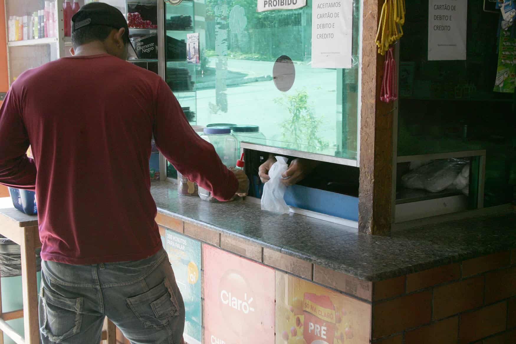 A GAZETA pesquisa 24 comércios de Rio Branco e, surpresa, todos já foram assaltados 7 Comerciante investiu em cabine de segurança para se proteger dos criminosos. (Foto: ODAIR LEAL/AGAZETA)