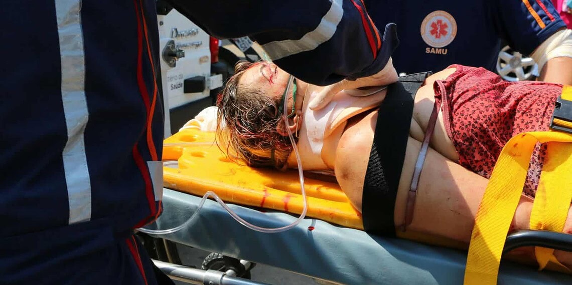 Mulher é alvejada a tiros dentro de casa