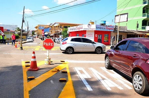 Rbtrans implanta mini-rotatória em cruzamento no Bosque