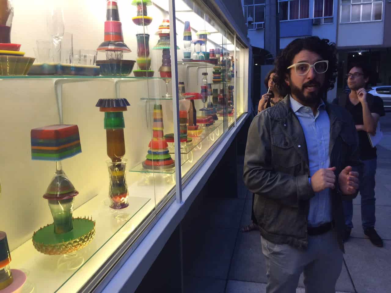 Oi Futuro Flamengo comemora 10 anos com exposições e outras programações distintas até julho de 2016 8 Bruno Miguel mistura pintura para fazer arte em qualquer objeto que se tem na cristaleira de casa. (Foto: FOTO: TIAGO MARTINELLO; A GAZETA)