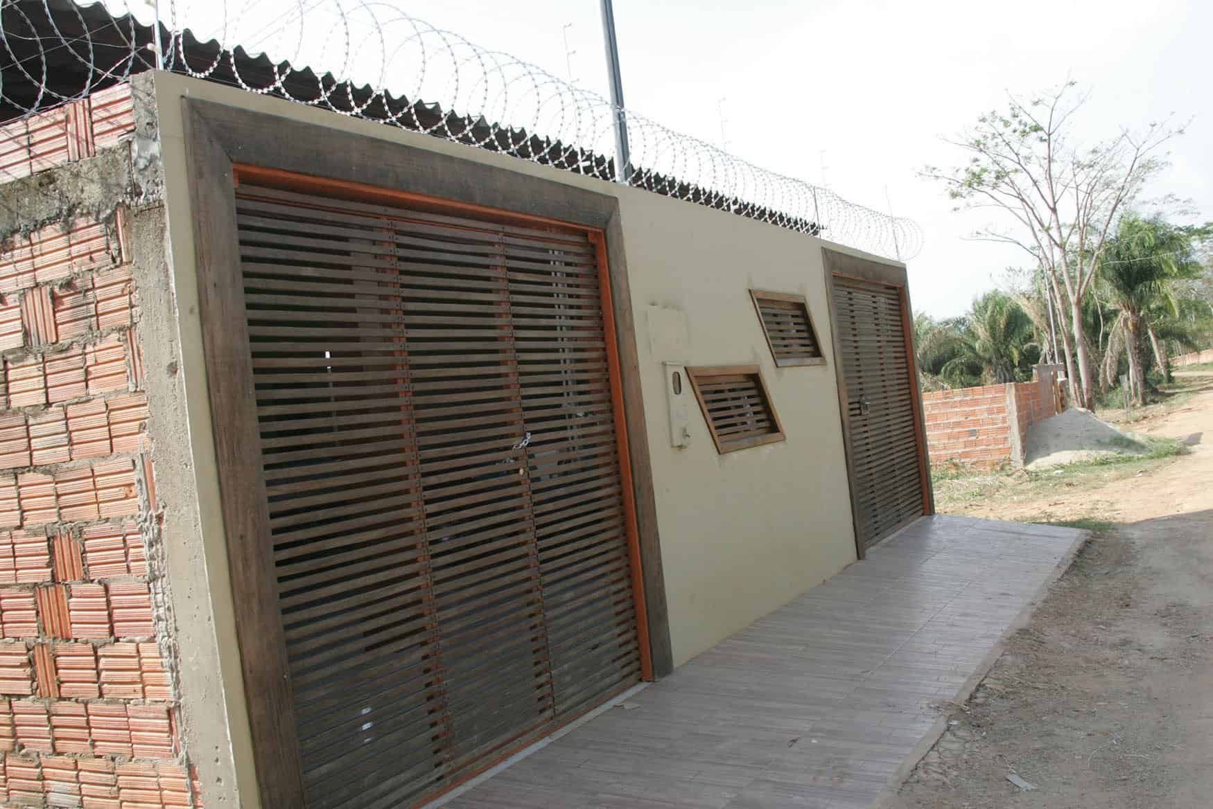 Nem mesmo a cerca elétrica e os muros altos impediram a invasão dos criminosos. (Foto: Odair Leal/ A GAZETA)