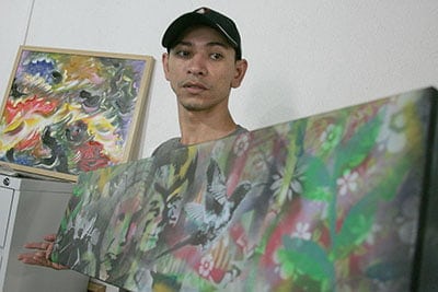 Jaed mostra obras que serão leiloadas para arrecadar dinheiro. (Foto: Odair Leal/ A GAZETA)