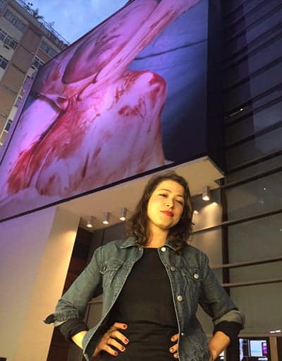 Oi Futuro Flamengo comemora 10 anos com exposições e outras programações distintas até julho de 2016 5 Maria Lynch expôs foto em tamanho gigante do próprio nascimento no prédio da Oi Futuro Flamengo. (Foto: FOTO: TIAGO MARTINELLO/ A GAZETA)