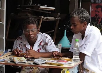 Os alunos da Oi Kabum! elaboram seus próprios projetos cheios de identidade e significados para exposição. (Foto: ARQUIVO OI KABUM! RIO)