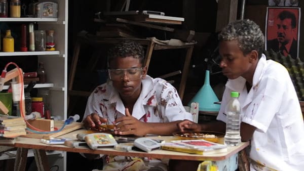 Mostra Nacional da Oi Kabum! reúne produções artísticas de jovens de comunidades populares 1 Os alunos da Oi Kabum! elaboram seus próprios projetos cheios de identidade e significados para exposição. (Foto: ARQUIVO OI KABUM! RIO)