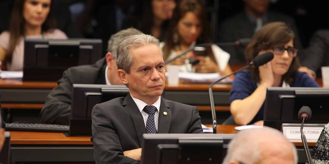 Angelim alerta para inexistência de órgão regulador de passagens aéreas no Brasil