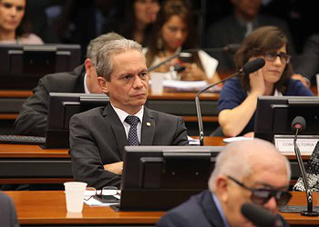 Angelim alerta para inexistência de órgão regulador de passagens aéreas no Brasil