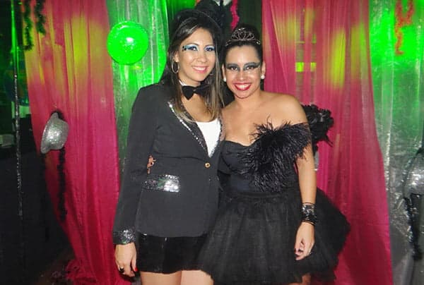 As irmãs Natasha e Sinara Lisboa festejaram, juntas, seus respectivos aniversários na boate Set Club, no dia 19, com uma animada festa a fantasia. O DJ Walmir Kamonk veio de Brasília especialmente para animar a festa e colocou todos na pista.