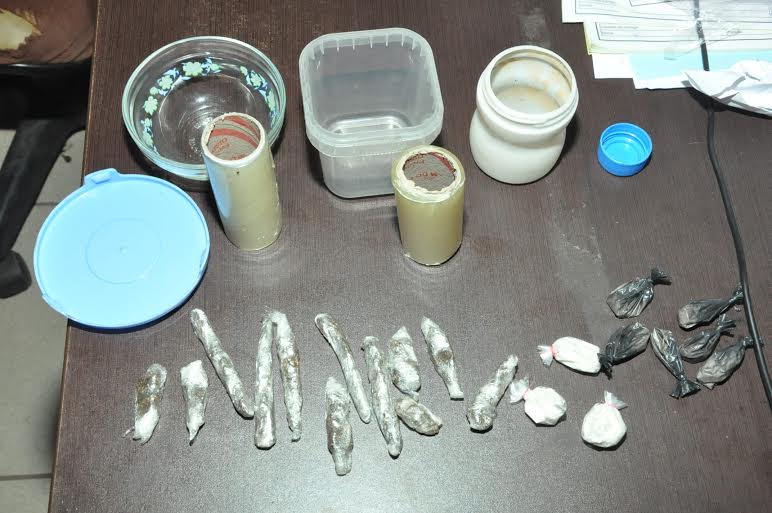 Bandidos fogem da polícia deixando para trás duas motos roubadas e entorpecentes 2