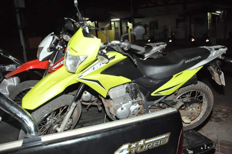 Bandidos fogem da polícia deixando para trás duas motos roubadas e entorpecentes