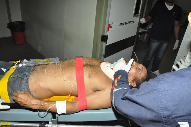 Bandidos invadem casa, atiram no proprietário e fogem levando caminhonete e duas pessoas como reféns 3 Bandidos invadem casa rendem família atiram no pescoço de proprietário e fogem levando caminhonete e duas pessoas como reféns 1