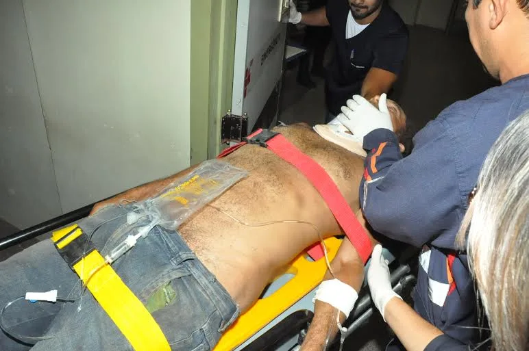 Bandidos invadem casa, atiram no proprietário e fogem levando caminhonete e duas pessoas como reféns 1 Bandidos invadem casa, atiram no proprietário e fogem levando caminhonete e duas pessoas como reféns