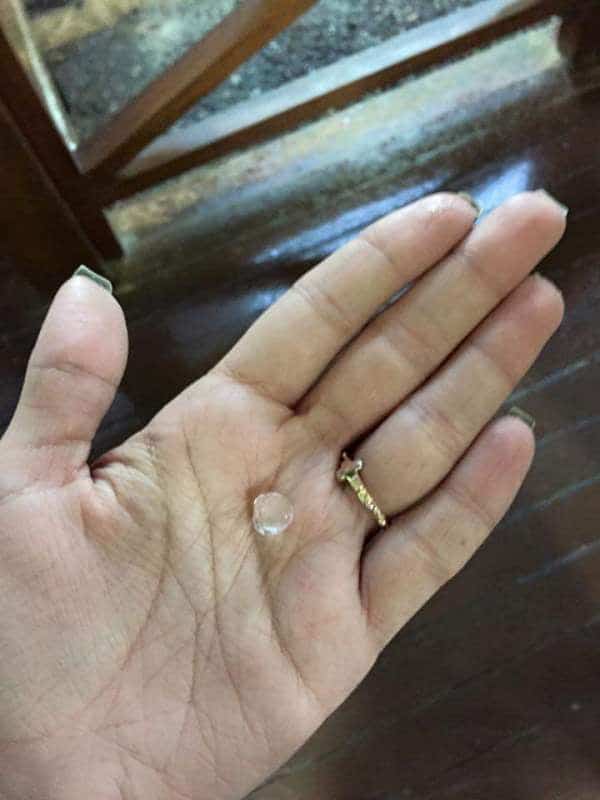 Setembro começa com forte chuva e queda de granizo 1 Marília registrou o tamanho das pedras de gelo durante temporal. (Foto: Marilia Gurgel)