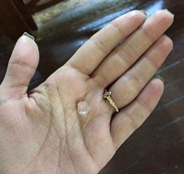 Marília registrou o tamanho das pedras de gelo durante temporal. (Foto: Marilia Gurgel)