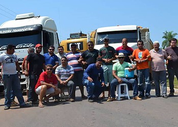 Manifestantes liberam o tráfego, exceto para caminhões. (Foto: Agencia Contilnet.com)
