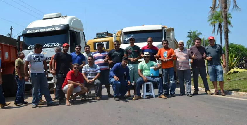 Caçambeiros realizam protesto e interditam BR-364 1 Manifestantes liberam o tráfego, exceto para caminhões. (Foto: Agencia Contilnet.com)