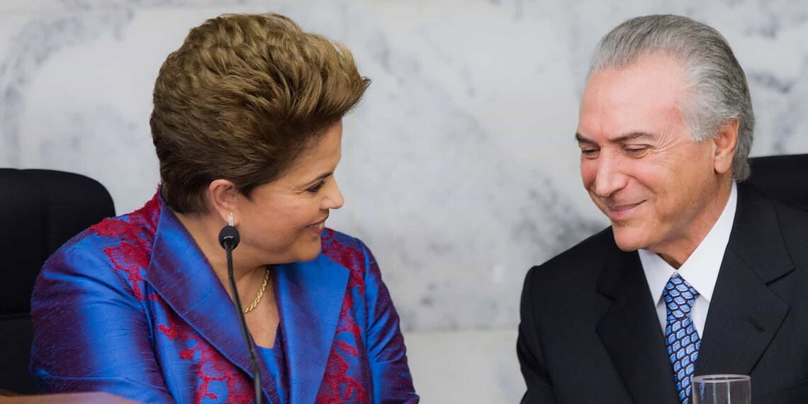 DF - DIPLOMAÇÃO/DILMA  - POLÍTICA - A presidente eleita Dilma Rousseff (PT) é cumprimentada pelo seu vice Michel Temer   (PMDB), durante a cerimônia de diplomação dos dois no plenário do TSE, em Brasília, nesta sexta-feira. Dilma recebeu do ministro Ricardo   Lewandowski, presidente do Tribunal Superior Eleitoral (TSE), Ricardo Lewandowski, o diploma para exercer o mandato a partir de 1º de   janeiro, quando será realizada a cerimônia de posse no Congresso Nacional.    17/12/2010 - Foto: DORIVAN MARINHO/FOTO ARENA/AE