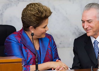 DF - DIPLOMAÇÃO/DILMA  - POLÍTICA - A presidente eleita Dilma Rousseff (PT) é cumprimentada pelo seu vice Michel Temer   (PMDB), durante a cerimônia de diplomação dos dois no plenário do TSE, em Brasília, nesta sexta-feira. Dilma recebeu do ministro Ricardo   Lewandowski, presidente do Tribunal Superior Eleitoral (TSE), Ricardo Lewandowski, o diploma para exercer o mandato a partir de 1º de   janeiro, quando será realizada a cerimônia de posse no Congresso Nacional.    17/12/2010 - Foto: DORIVAN MARINHO/FOTO ARENA/AE