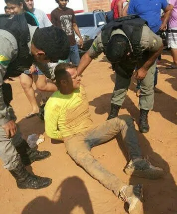 Dupla assalta distribuidora, sofre acidente na fuga e um assaltante é detido por populares 1 Assaltante foi preso