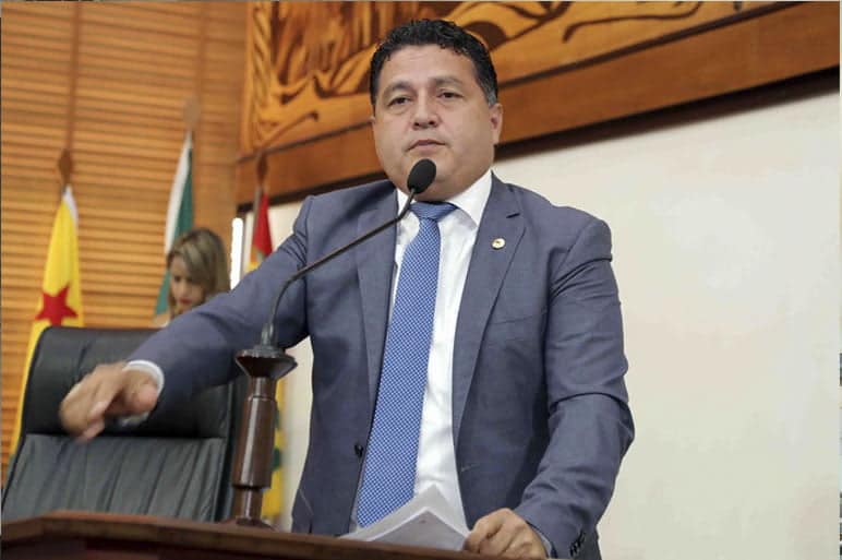 Taxistas intermunicipais protestam na Aleac contra lei que proíbe a atividade no Estado 1 Deputado Eber Machado vai solicitar audiência pública. (Foto: Agencia Aleac)