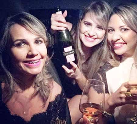 FLASH - Regado a Chandon! Assim, as jornalistas Simone Chalub, Aline Vieira e Jaqueline Teles curtiram o show do Roupa Nova, quinta passada, na Maison Borges. Aliás, confira os melhores momentos da apresentação do grupo no Programa da Jô de segunda, a partir das 11h30, na TV Rio Branco.