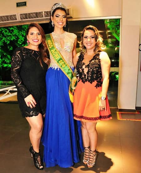 Foto 1 (divando) - As anfitriãs Elita e Maykeline Maia com a Miss Acre Maxine Silva