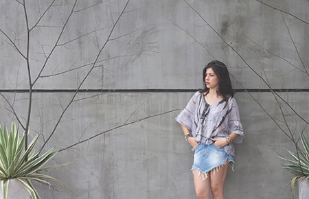 O tie-dye teve seu ápice nos anos 60 e 70, entre os adeptos do movimento hippie. Foi uma das peças mais usadas pelos jovens da época no Woodstock! 