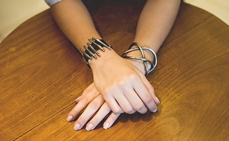 Peças em metal, com banho envelhecido, couro ou ônix possuem uma pegada rocker e são as preferidas do momento. 