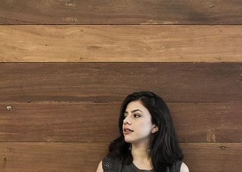 Atitude e personalidade. Essas são duas características fundamentais para se montar um lookrocker! A escolha pelas cores escuras são as prediletas das meninas que aderem ao estilo. A calça jeans lavada de cintura alta e o maxi colete trazem um perfume de anos 80 à proposta.