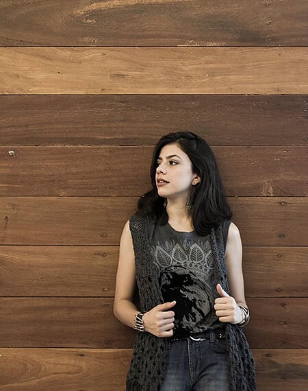 Atitude e personalidade. Essas são duas características fundamentais para se montar um lookrocker! A escolha pelas cores escuras são as prediletas das meninas que aderem ao estilo. A calça jeans lavada de cintura alta e o maxi colete trazem um perfume de anos 80 à proposta.