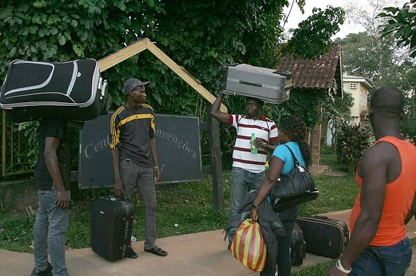 Imigrantes mostram preocupação com a crise econômica no Brasil