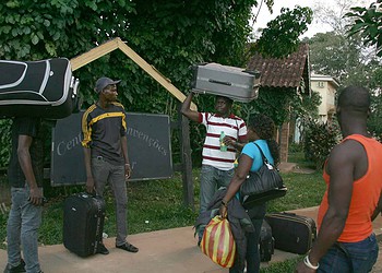 Rio Branco, Acre, 22.05.2015 - Centenas de imigrantes haitianos estão no abrigo em Rio Branco no Acre, em uma chácara nas proximidades da cidade, onde a capacidade para 200 pessoas, mas atualmente cerca de 500 imigrantes estão no local. Diariamente chegam aproximadamente 90 pessoas no local superlotando mais ainda. O Ministério da Justiça fez no início dessa semana, (18), uma solicitação ao governo do Acre para que as viagens fossem suspensas com destino para a capital paulista. A suspensão das viagens dos haitianos para São Paulo foi um pedido da Prefeitura, que, em nota, disse que tem o dever de acolher os imigrantes, mas que não estava preparada para receber tanta gente de surpresa. Os haitianos vêm para capital paulista em busca de oportunidades, mas muitas vezes acabam sem emprego e sem dinheiro.