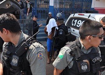 Homem espanca mulher e faz família refém por horas