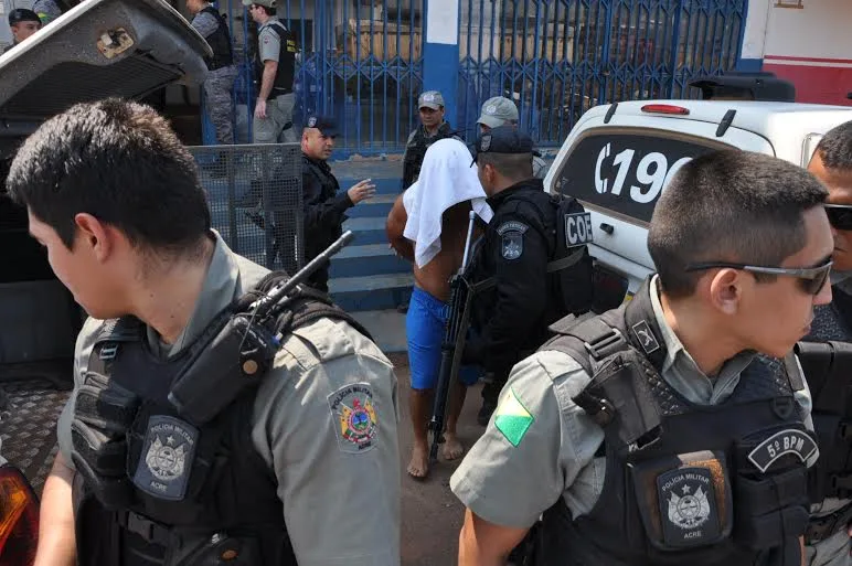 Homem espanca mulher e faz família refém por horas