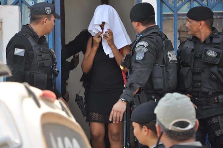 Homem espanca mulher e faz família refém por mais de uma hora