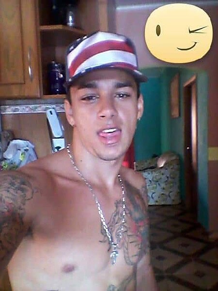 Jovem é assassinado com tiro na cabeça, no meio da rua, por causa de cachorro