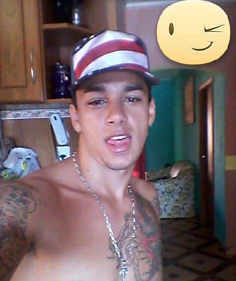 Jovem é assassinado com tiro na cabeça, no meio da rua, por causa de cachorro