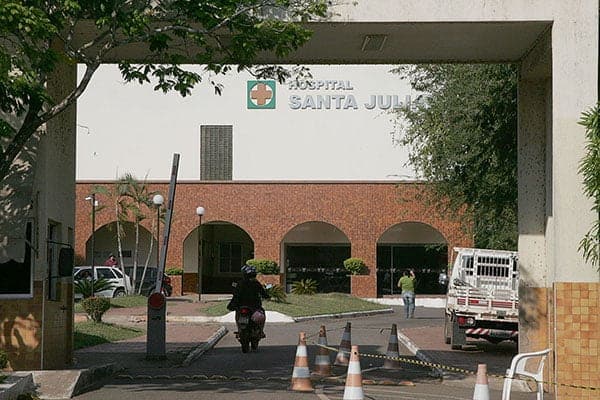 Mulher barrada por causa de vestido entra na Justiça contra hospital