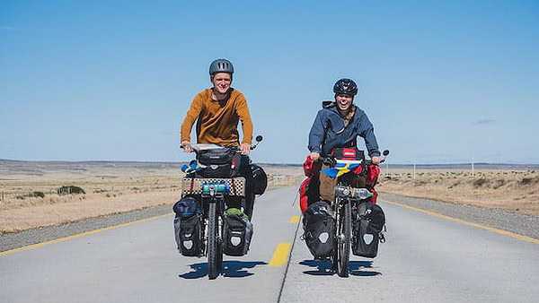 Ciclistas realizam ato em homenagem ao casal de suecos atropelados