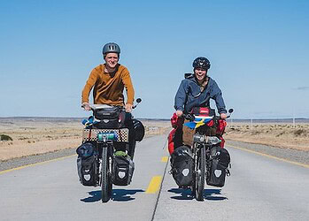 Ciclistas realizam ato em homenagem ao casal de suecos atropelados