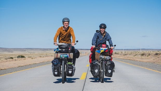 Ciclistas realizam ato em homenagem ao casal de suecos atropelados