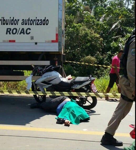 Mototaxista morre ao colidir na traseira de caminhão - CEDIDA (3)